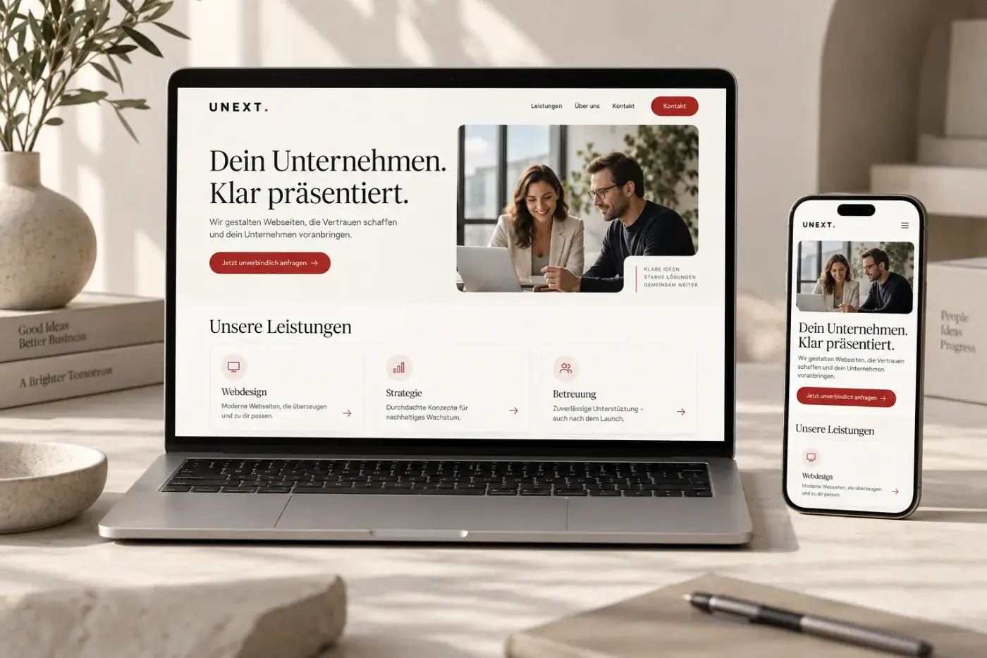 UNEXT Marketing: Designbeispiel einer Unternehmenswebsite auf Laptop und Smartphone